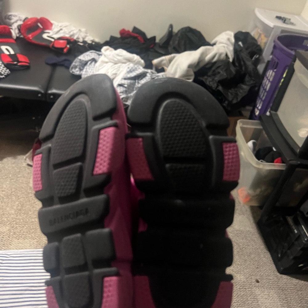 I’m selling a size pink Balenciaga sock shoes size 11 todler